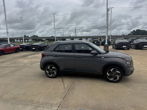 Used 2023 Hyundai Venue SEL FWD image 14