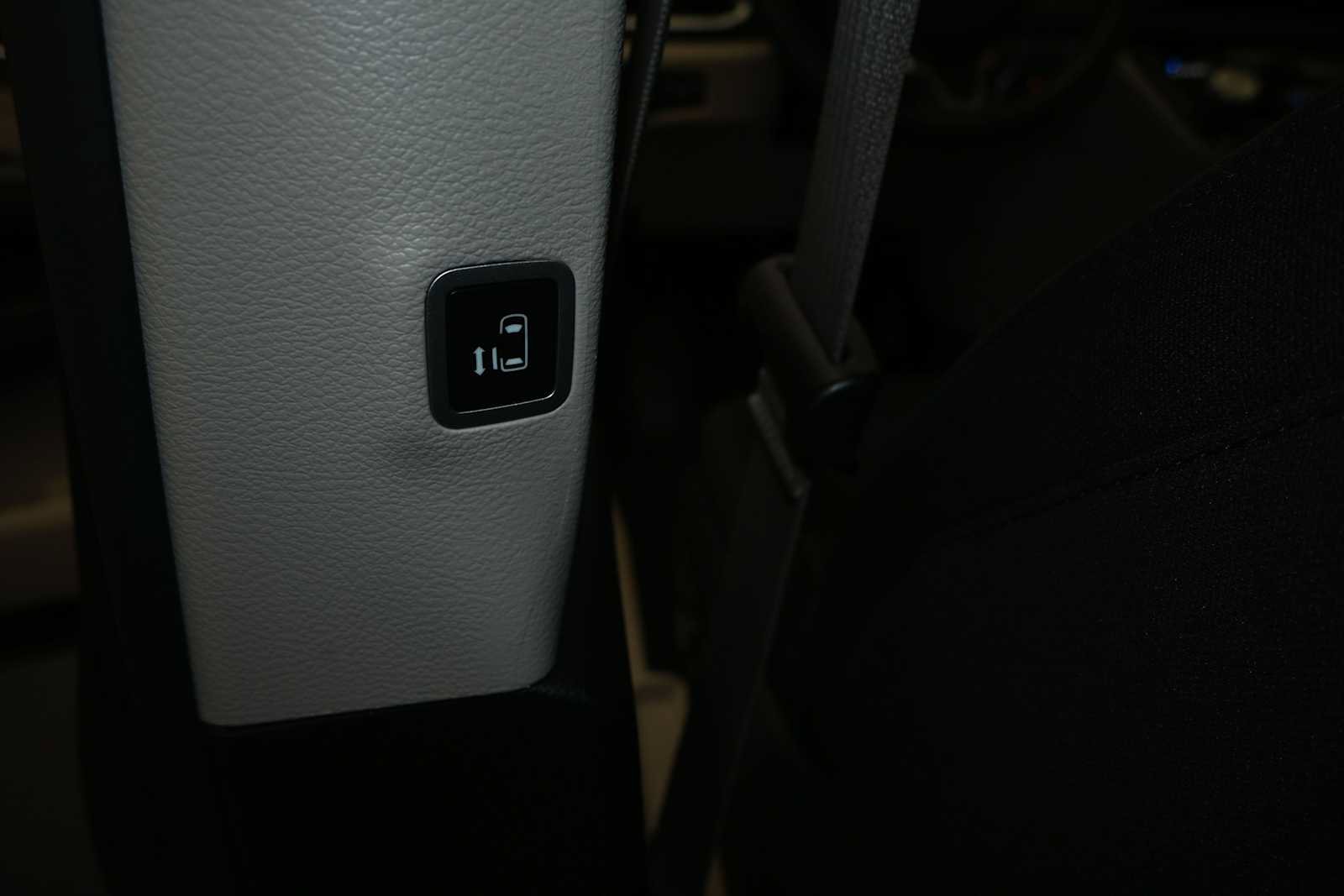 Used 2023 Chrysler Voyager LX FWD image 23