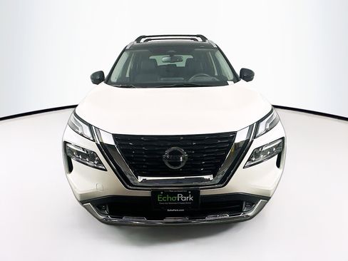 Used 2021 Nissan Rogue Platinum image 2