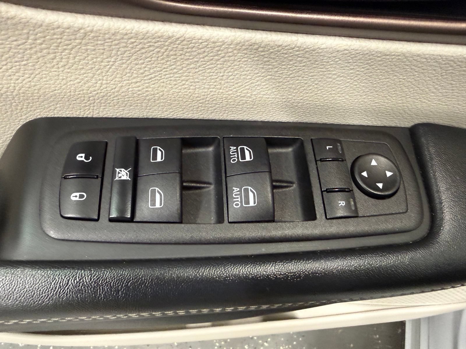 Used 2023 Chrysler Voyager LX FWD image 10