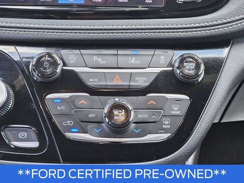 Used 2025 Chrysler Pacifica Limited FWD image 29