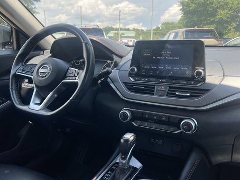 Used 2024 Nissan Altima 2.5 SR FWD image 3