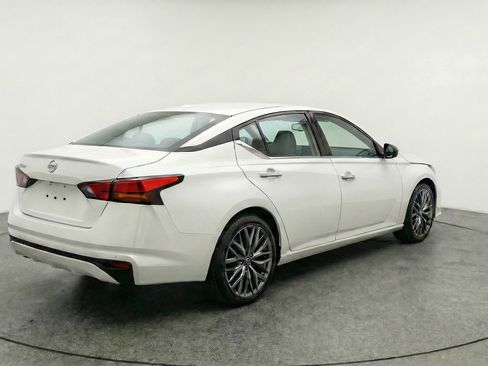 Used 2025 Nissan Altima 2.5 SV FWD image 9