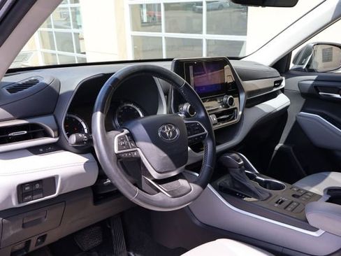 Used 2023 Toyota Highlander XLE AWD/4WD image 7