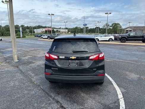 Used 2021 Chevrolet Equinox LS w/ LS Convenience Package AWD/4WD image 4