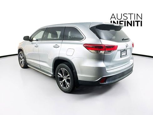 Used 2018 Toyota Highlander LE image 5