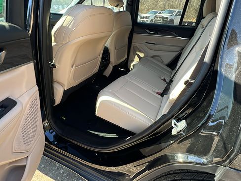 Used 2025 Jeep Grand Cherokee Limited image 23