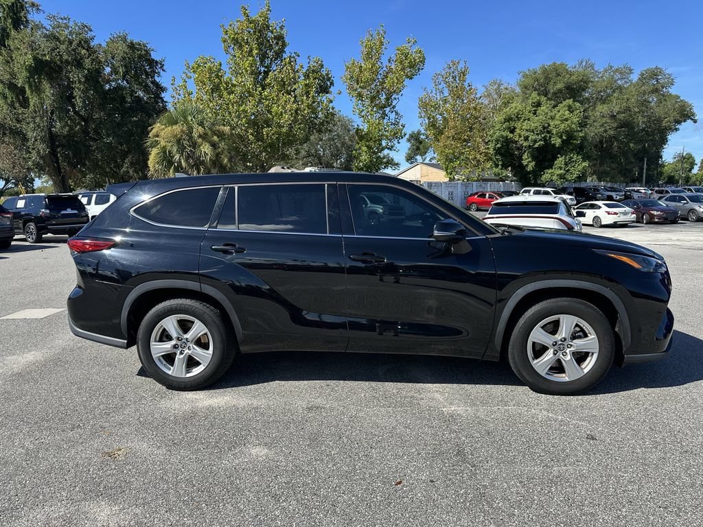 Used 2022 Toyota Highlander LE FWD image 4