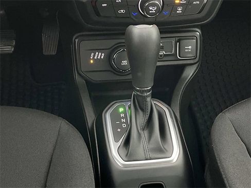 Used 2023 Jeep Renegade Latitude image 17