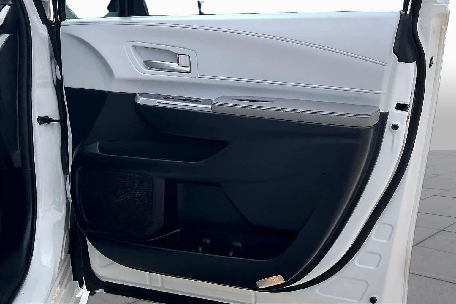 Used 2025 Toyota Sienna XLE FWD image 21