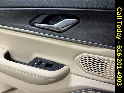 Used 2024 Jeep Grand Cherokee Limited w/ Black Appearance Package image 18