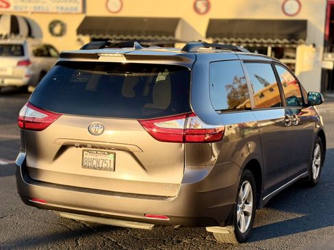 Used 2019 Toyota Sienna LE w/ Carpet Mat Package FWD image 12