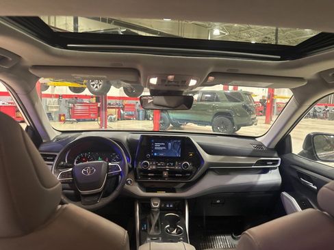 Used 2023 Toyota Highlander XLE image 6