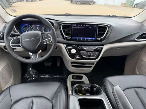 Used 2024 Chrysler Pacifica Touring-L FWD image 9