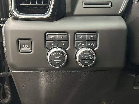 Used 2025 GMC Sierra 3500 Denali image 31