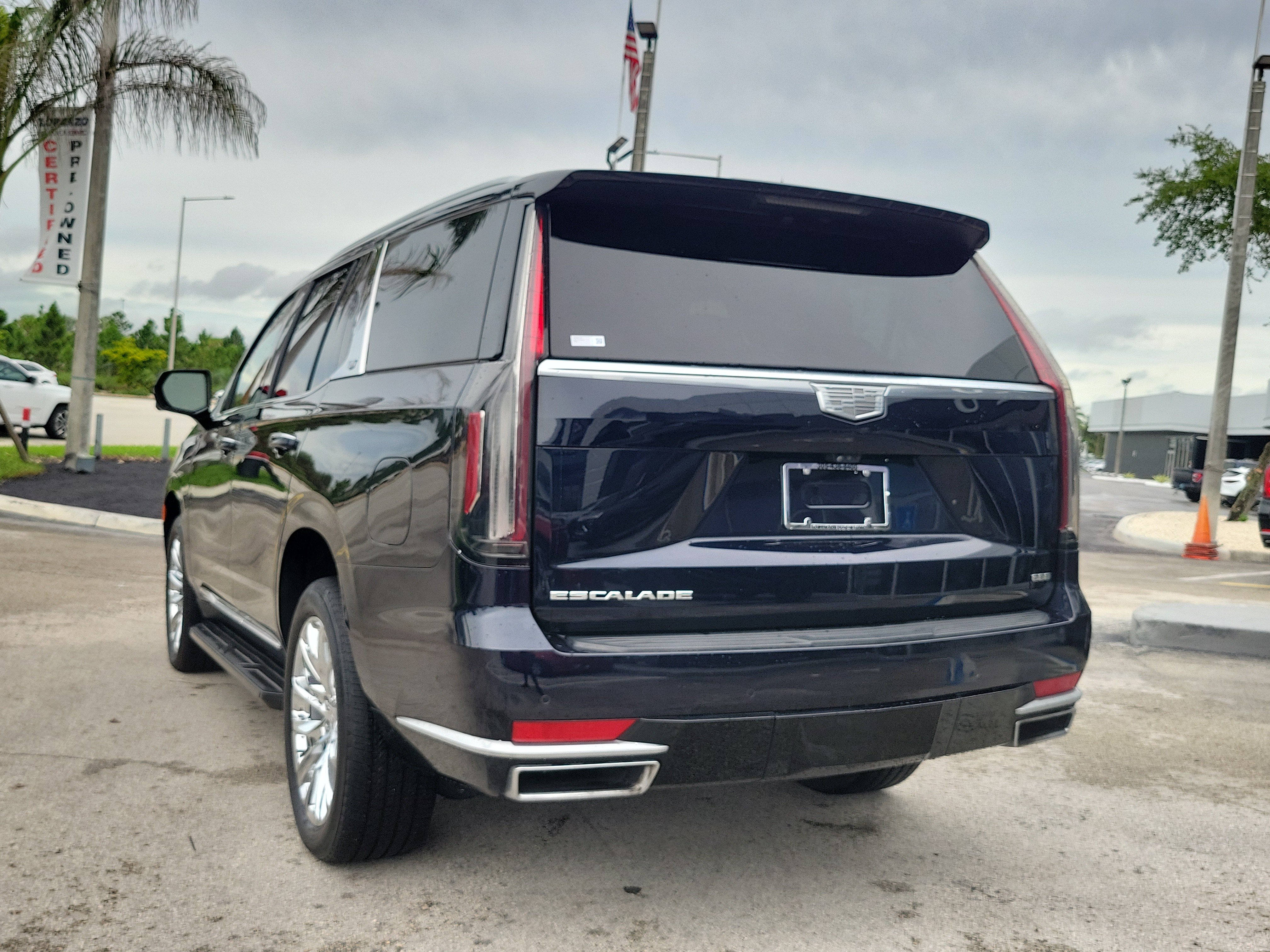 Used 2023 Cadillac Escalade Premium Luxury w/ LPO, Radiant Package AWD/4WD image 7