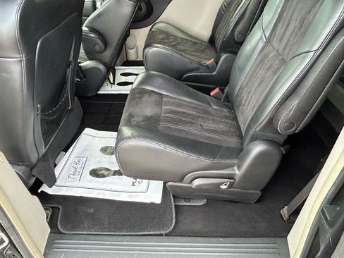 Used 2014 Chrysler Town & Country Touring-L FWD image 9