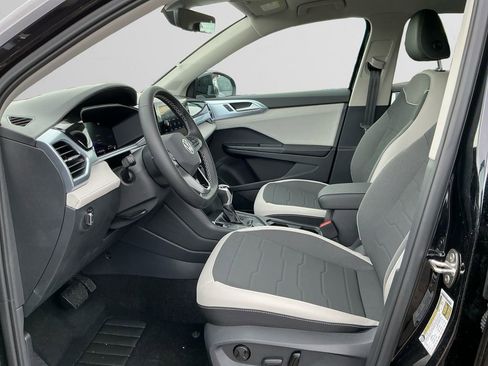 New 2025 Volkswagen Taos SE image 9