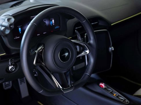 Used 2023 McLaren Artura image 9