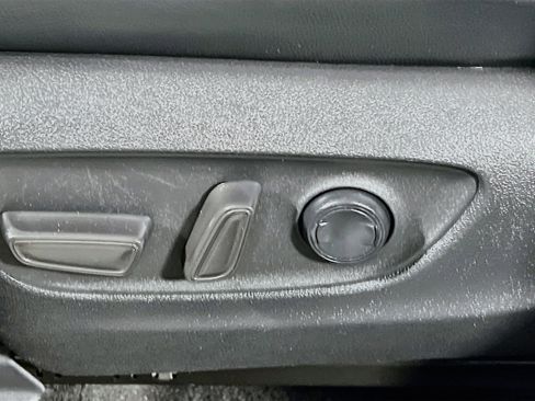 Used 2024 Toyota Highlander XLE FWD image 16