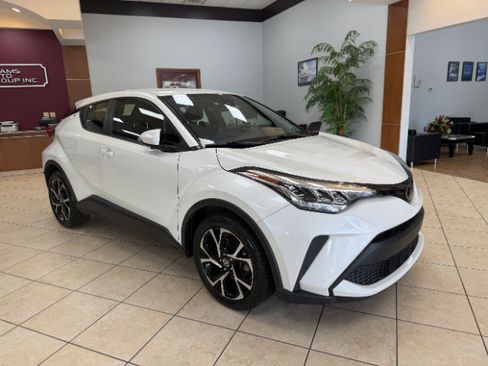 Used 2020 Toyota C-HR XLE FWD image 3