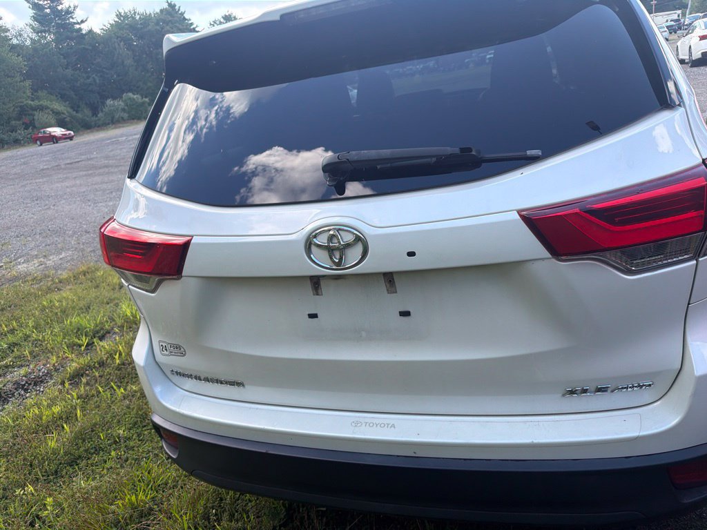 Used 2019 Toyota Highlander XLE AWD/4WD image 9