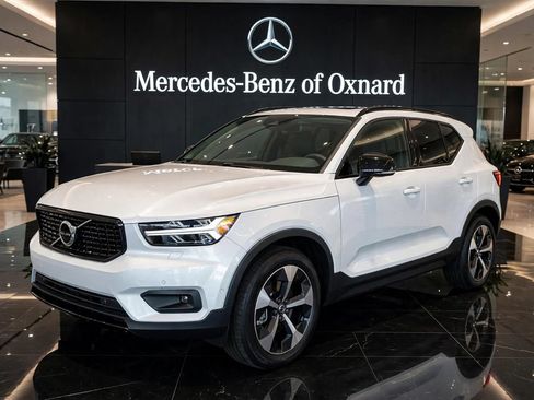 Used 2025 Volvo XC40 B5 Plus AWD/4WD image 1