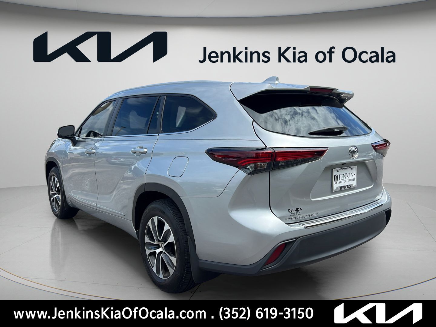 Used 2024 Toyota Highlander XLE FWD image 5