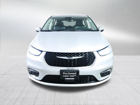 Used 2023 Chrysler Pacifica Touring-L image 2