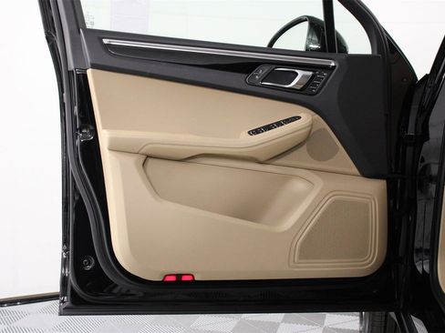 Certified 2025 Porsche Macan image 20