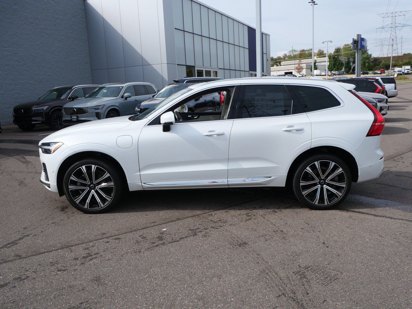 Certified 2023 Volvo XC60 T8 Ultimate w/ Climate Package AWD/4WD image 4