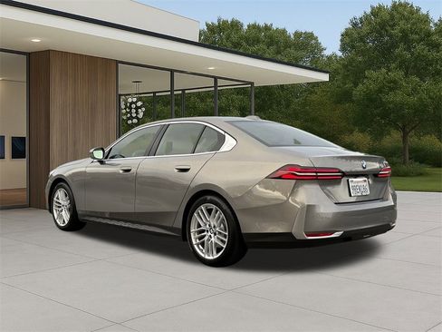 Used 2025 BMW 530i image 11