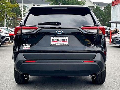 Used 2023 Toyota RAV4 LE AWD/4WD image 4