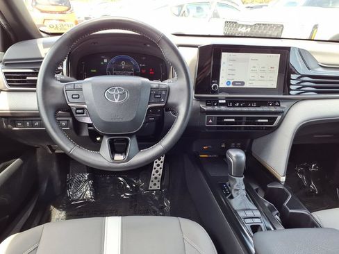 Used 2025 Toyota Camry SE w/ Convenience Package FWD image 9