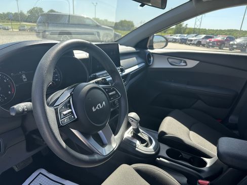 Used 2023 Kia Forte LXS FWD image 7