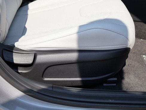 New 2025 Hyundai Elantra Limited image 11