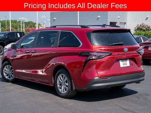 Used 2025 Toyota Sienna XLE FWD image 3