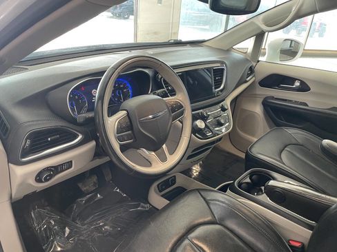 Used 2020 Chrysler Pacifica Limited image 18