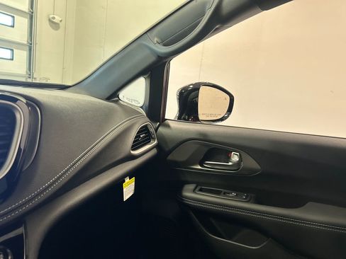 New 2026 Chrysler Pacifica Select AWD/4WD image 25