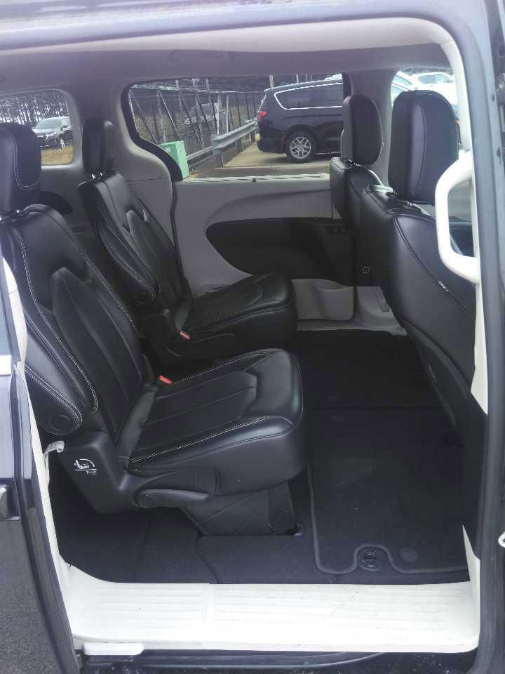 Used 2023 Chrysler Pacifica Touring-L FWD image 4