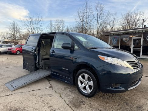 Used 2011 Toyota Sienna LE image 1