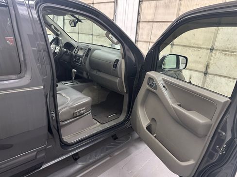 Used 2013 Nissan Frontier SL image 40