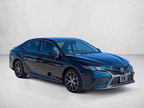 Used 2021 Toyota Camry SE FWD image 3