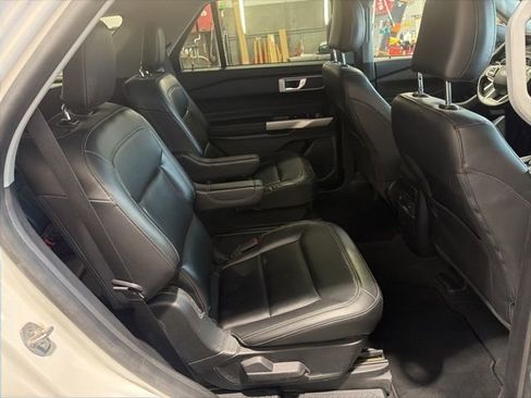 Used 2022 Ford Explorer XLT w/ Equipment Group 202A AWD/4WD image 13