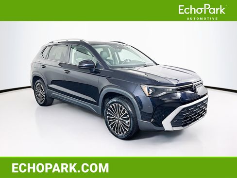 Used 2025 Volkswagen Taos SE FWD image 1