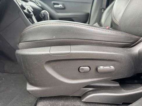 Used 2018 Chevrolet Trax LT w/ LT Convenience Package image 11