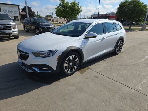 Used 2018 Buick Regal Essence w/ Driver Confidence Package #1 AWD/4WD image 3
