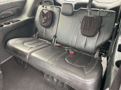 Used 2019 Chrysler Pacifica Touring-L Plus w/ S Appearance Package image 7