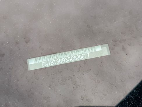 Used 2025 Nissan Rogue SV image 2