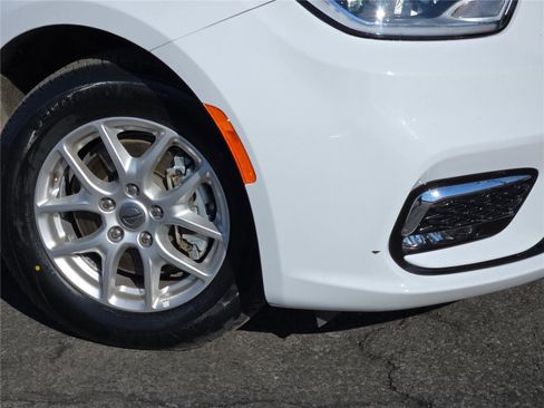 Used 2025 Chrysler Pacifica Select image 4